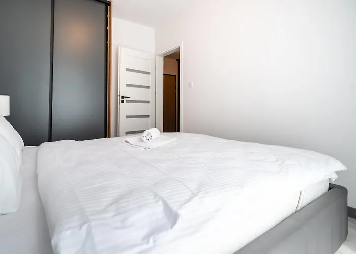 Apartment Raciborska 2-bedroom By Bookinghost